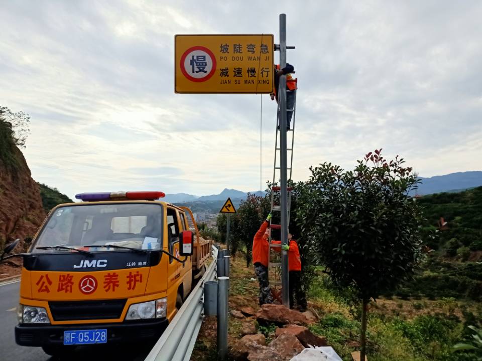 事故多發路段,急彎陡坡等安全薄弱部位的交通安全標誌標牌進行摸查