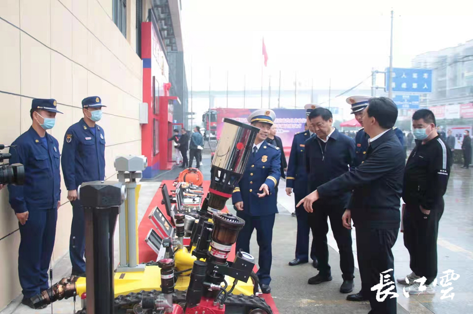 长颜永文,区党工委委员,管委会副主任周保汉为高新区共享消防站揭牌