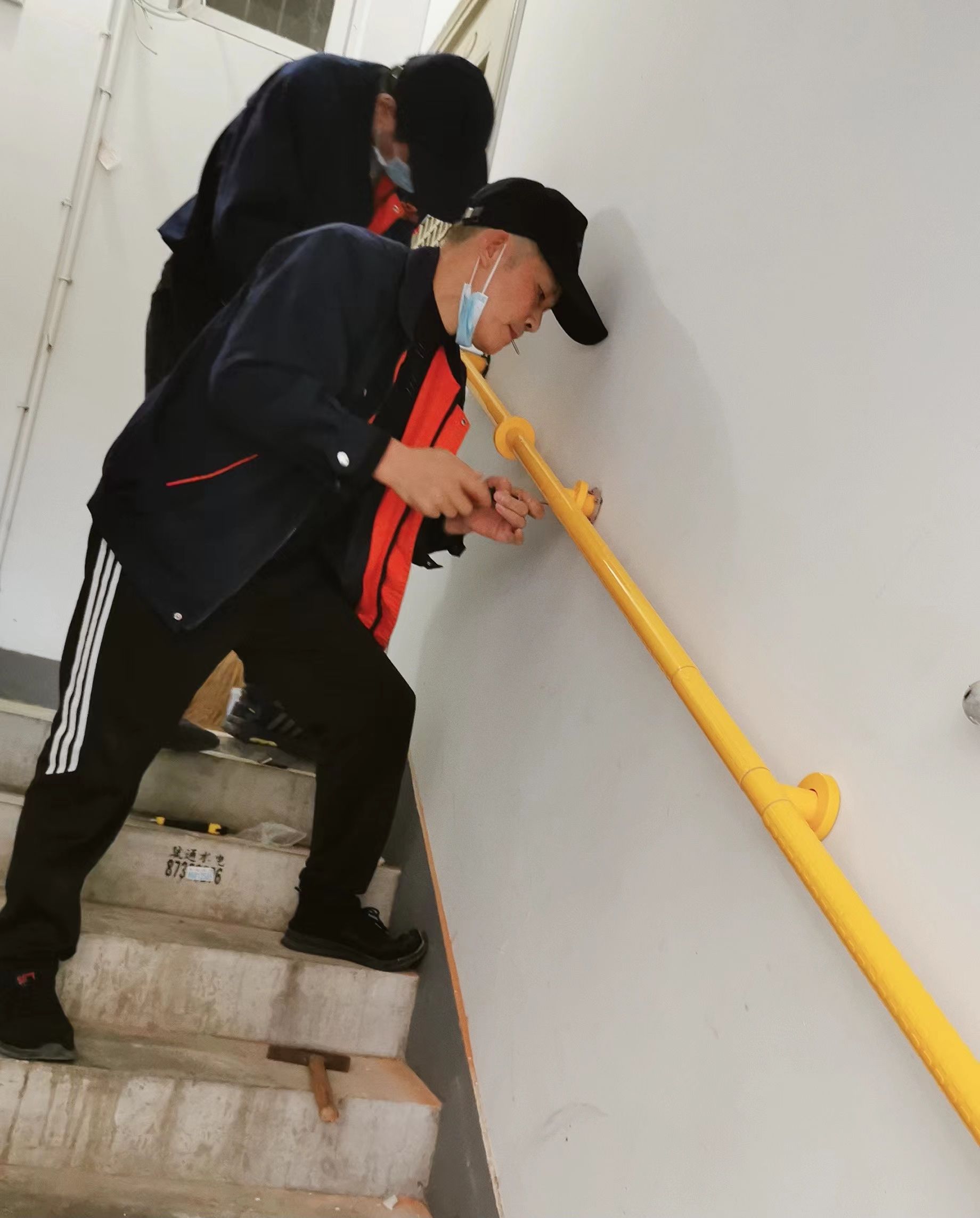 爱心扶手让社区困难老人扶住稳稳的生活