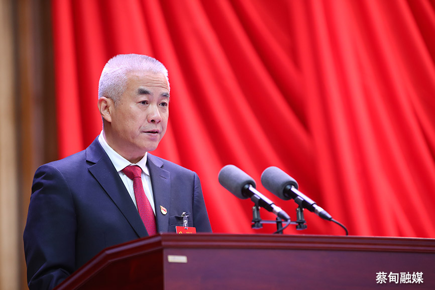 上午9时,余从斌宣布大会开幕.全场起立,奏唱《中华人民共和国国歌》.