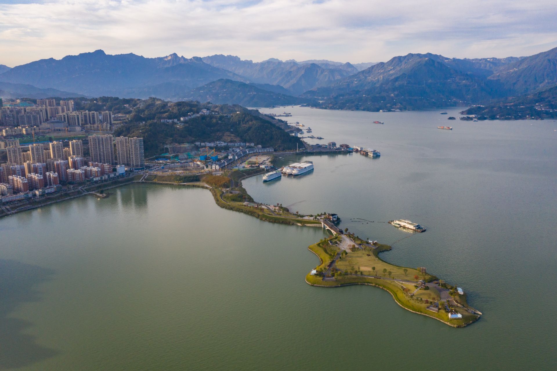 秭归初冬三峡碧水映苍山
