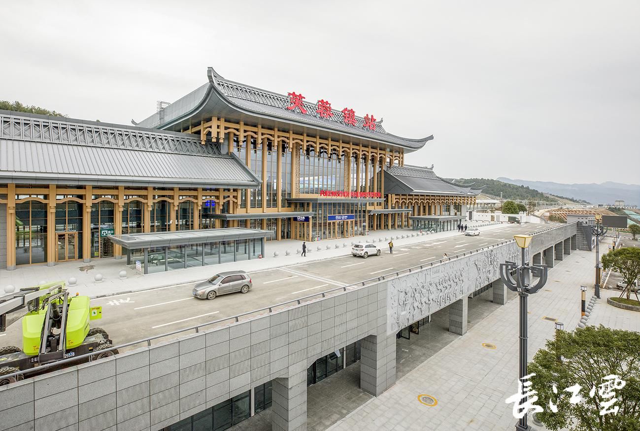 北接黔常铁路,南连沪昆高铁,怀衡铁路,串联起武陵源,天门山,芙蓉镇,猛