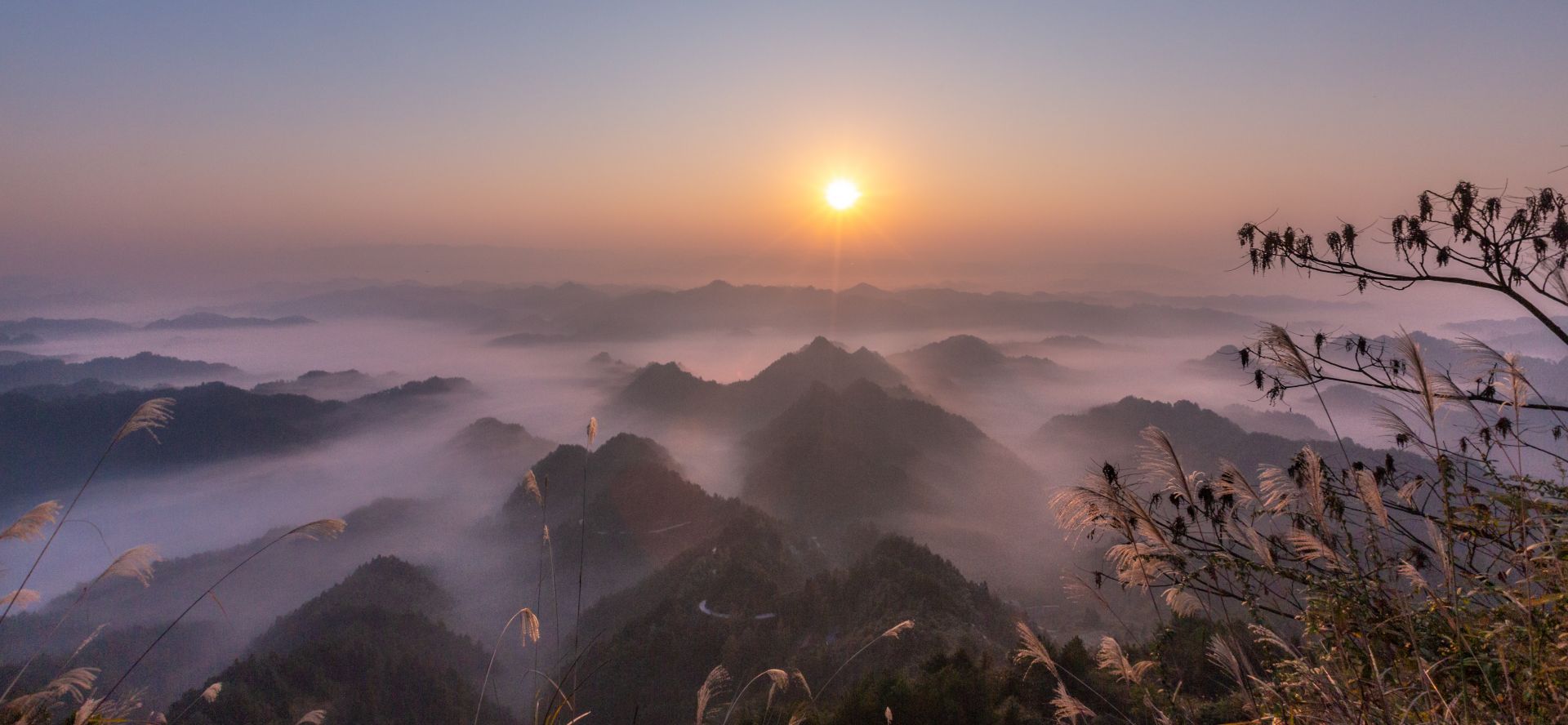 来凤云海下的小山村