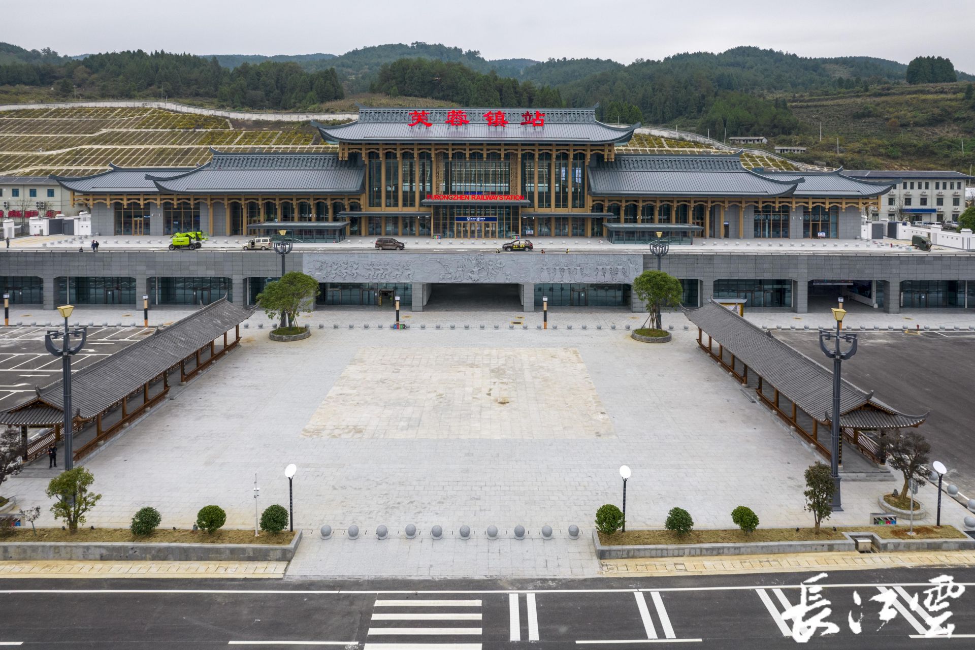 北接黔常铁路,南连沪昆高铁,怀衡铁路,串联起武陵源,天门山,芙蓉镇,猛