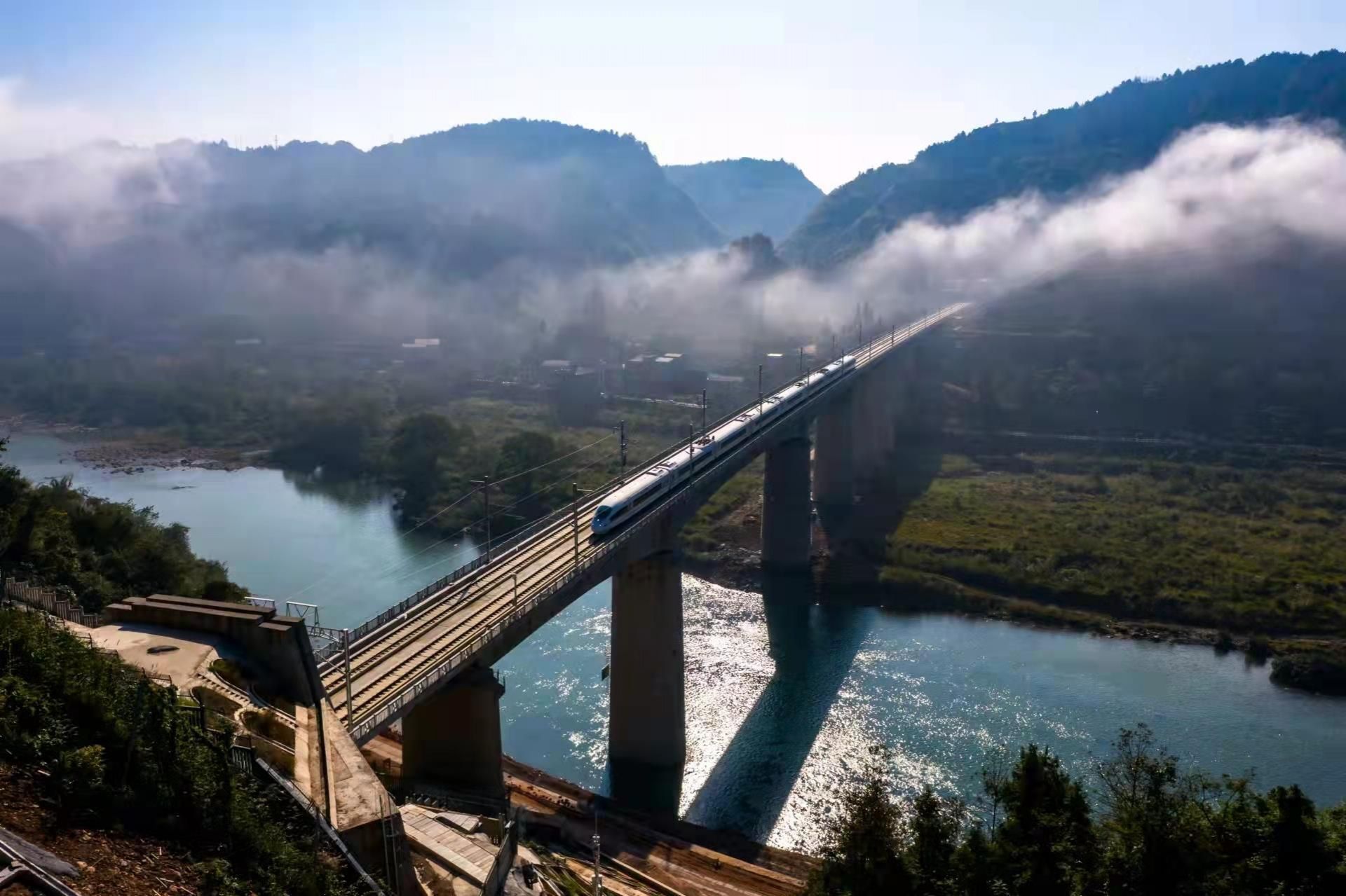 矮寨大橋,芙蓉鎮,鳳凰古城等,沿途風景如畫,被譽為