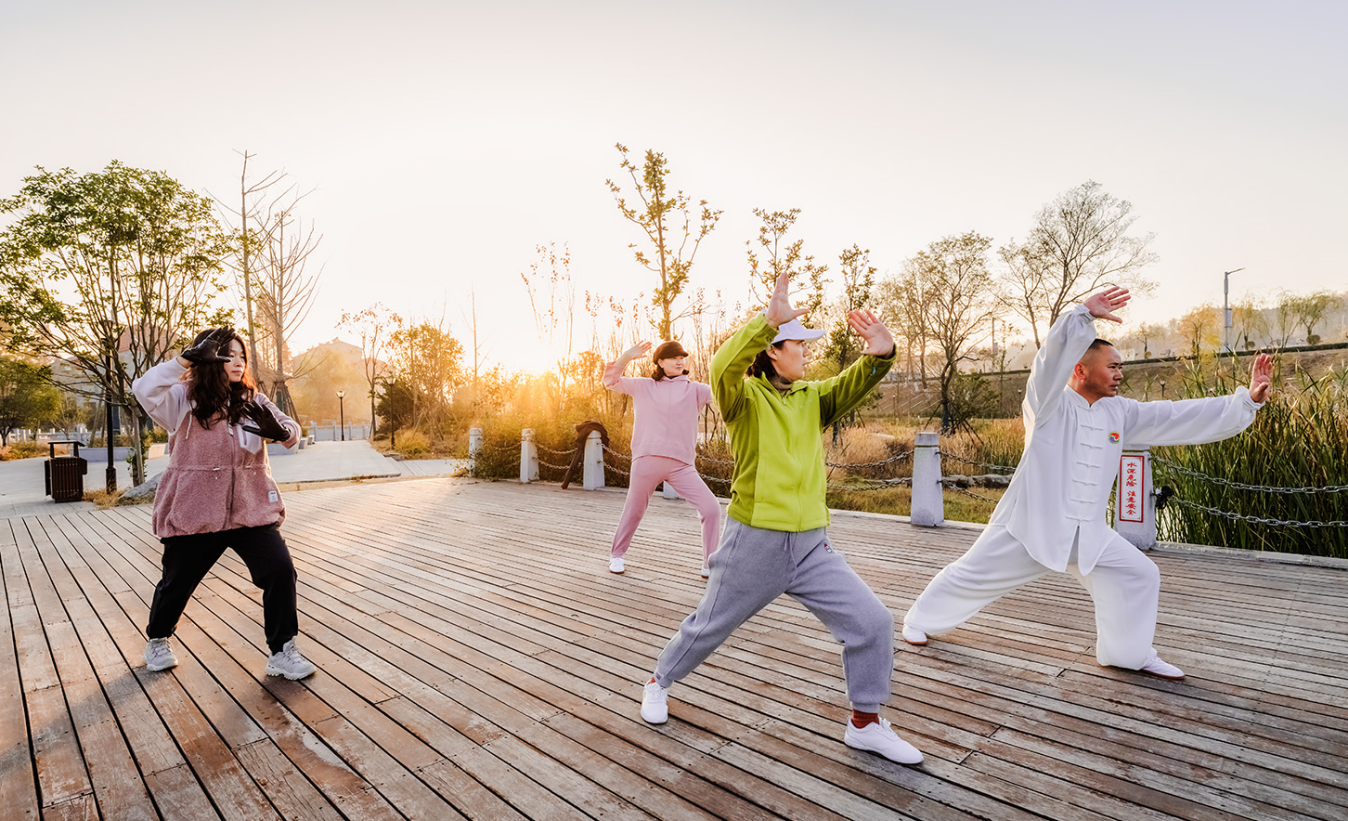 极美湖北每日一景丨湖北南漳冬日暖阳下万众晨练忙