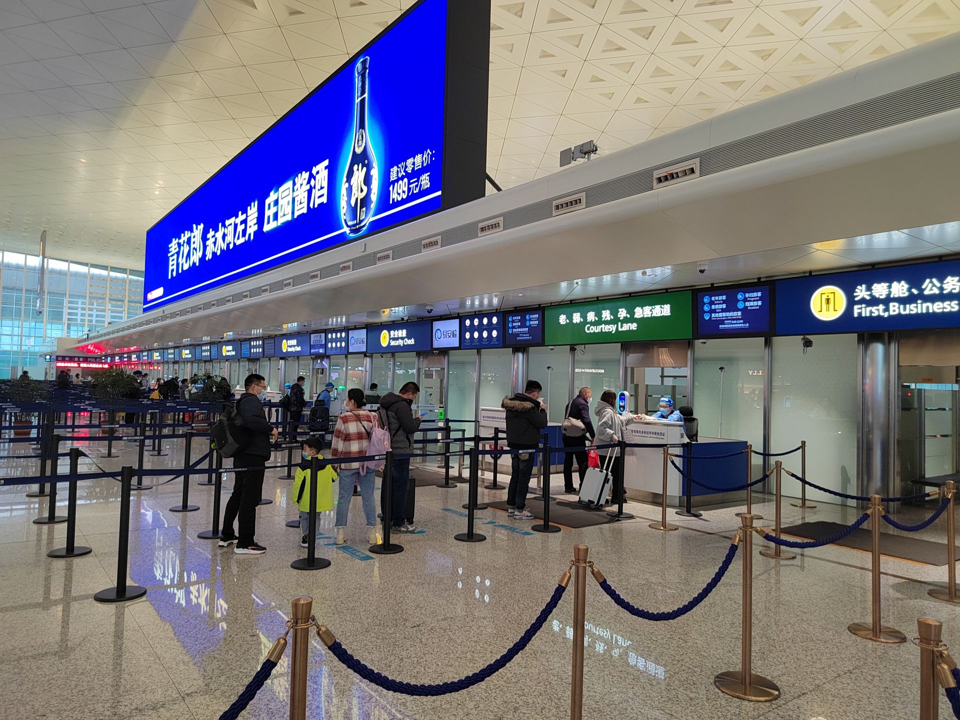 武汉天河机场全力应对雨雪天气确保旅客顺畅出行