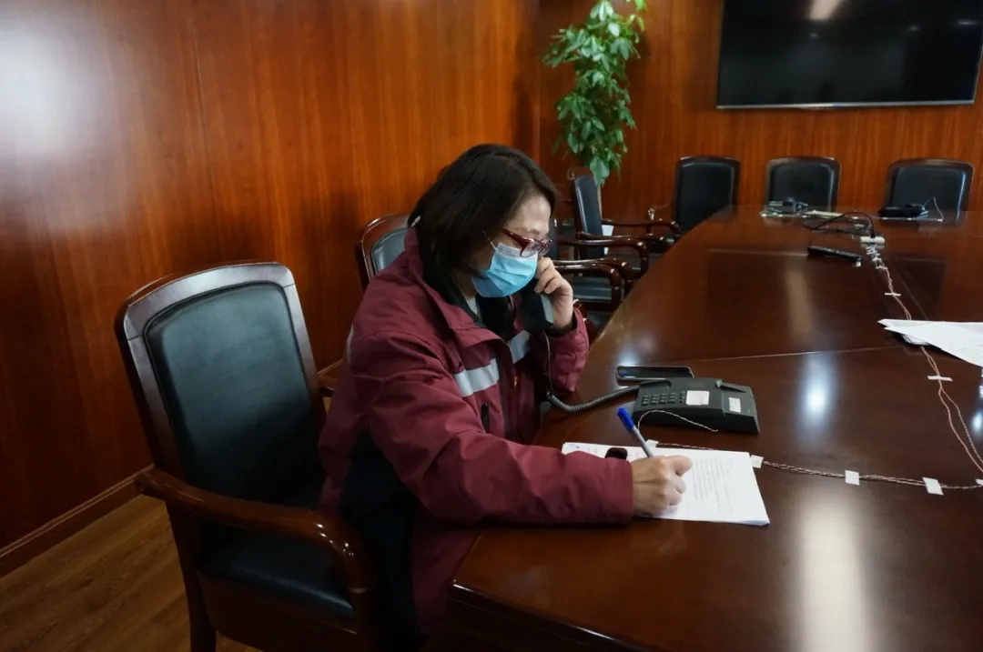 凌晨近3点回到办公室记录报告后,杨晓明与同事趴在办公桌上打个盹儿