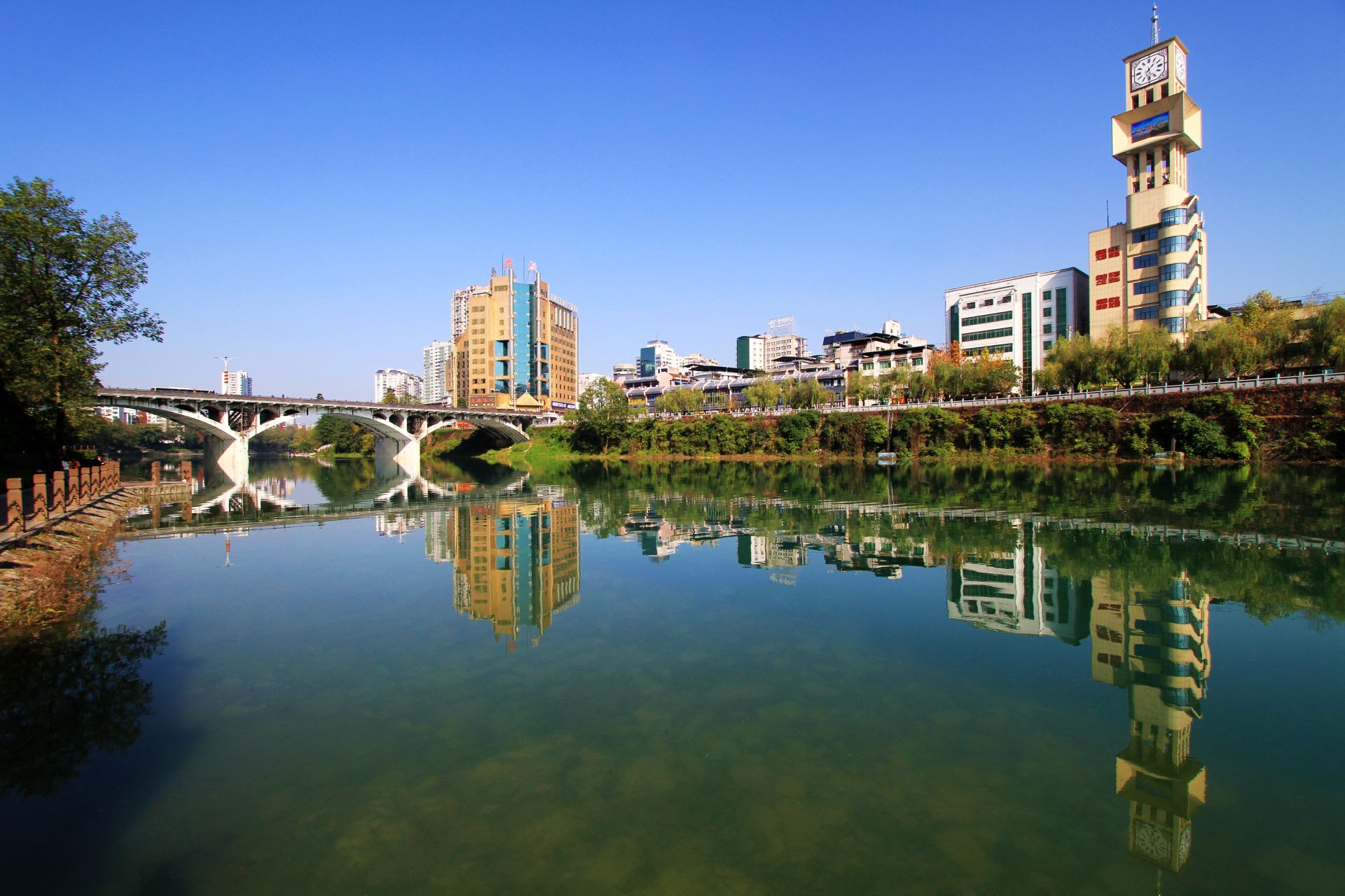 极美湖北每日一景丨湖北恩施城水相融美如画