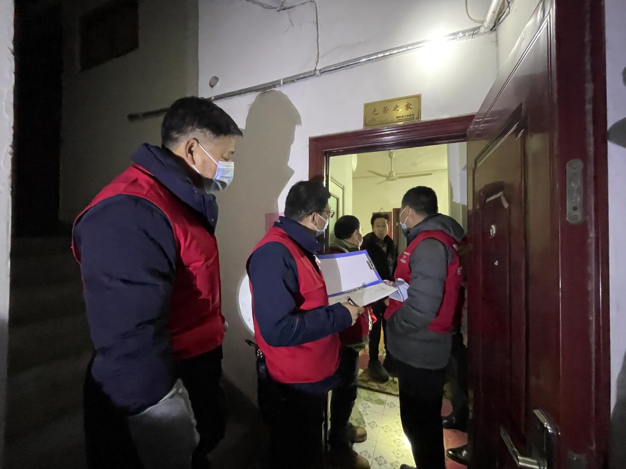 红马甲深夜走访入户精准排查筑牢疫情防控防线