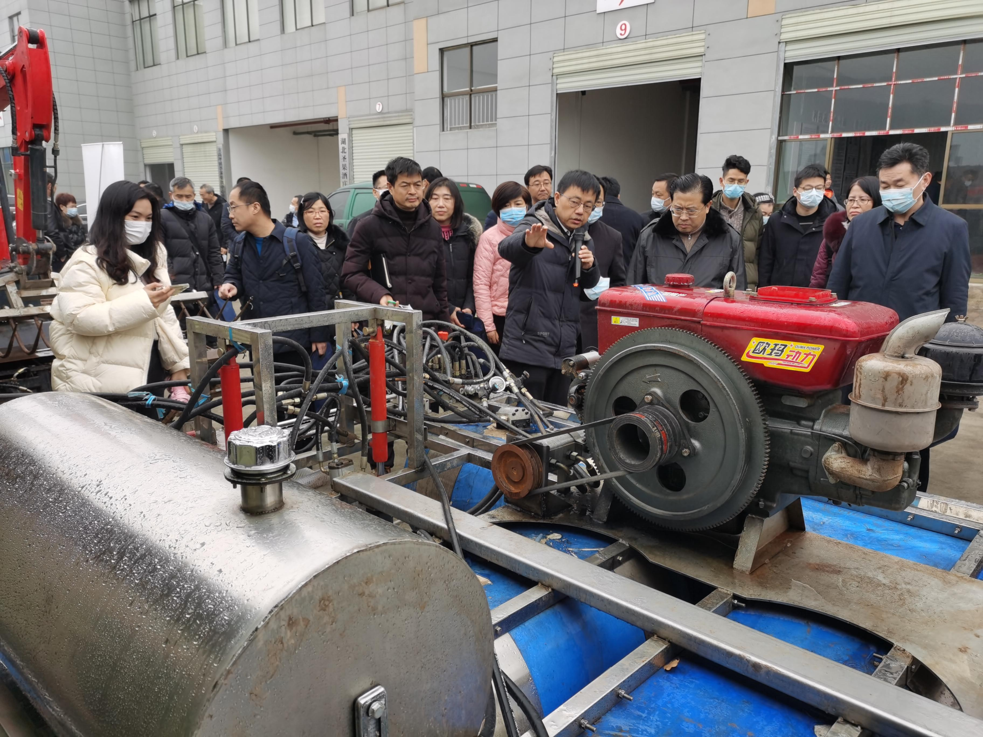 种的轻松收的省力新型荸荠收获机亮相湖北