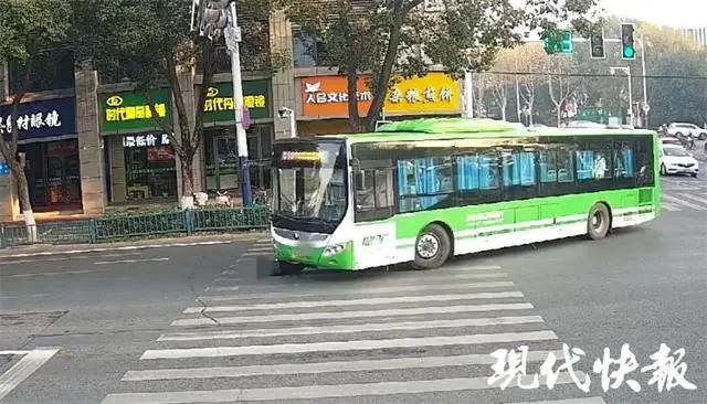 南京一公交车斑马线上转弯不慎将一行人卷入车下