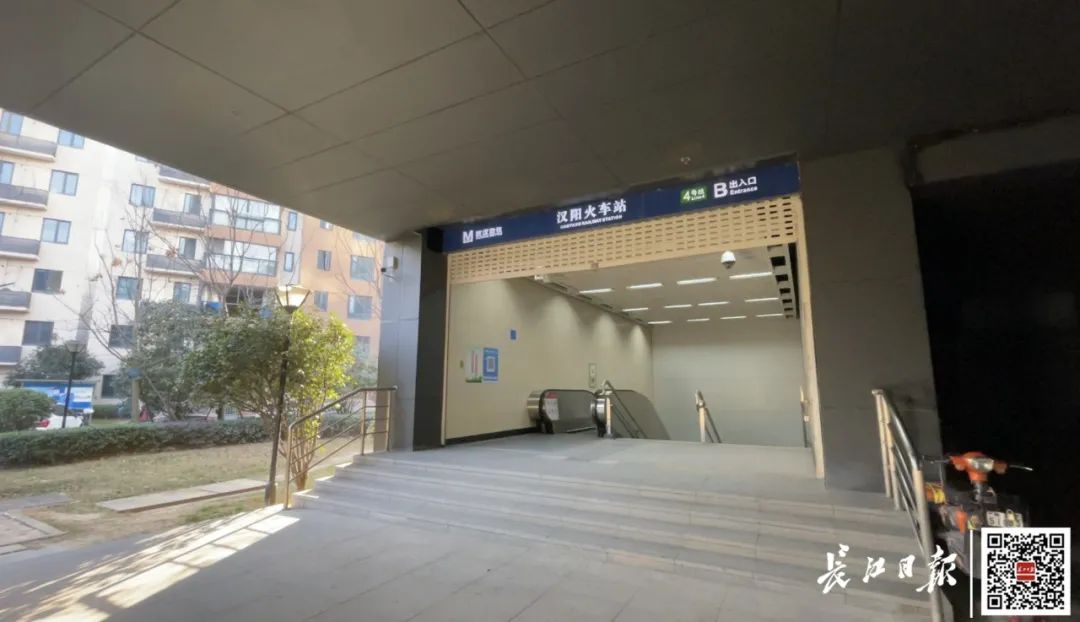 武汉这个地铁口设在小区里……_长江云 - 湖北网络广播电视台官方网站