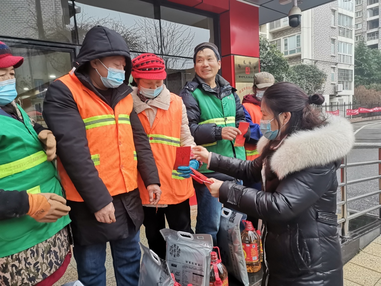 情暖冬日老党员献爱心慰问环卫工人