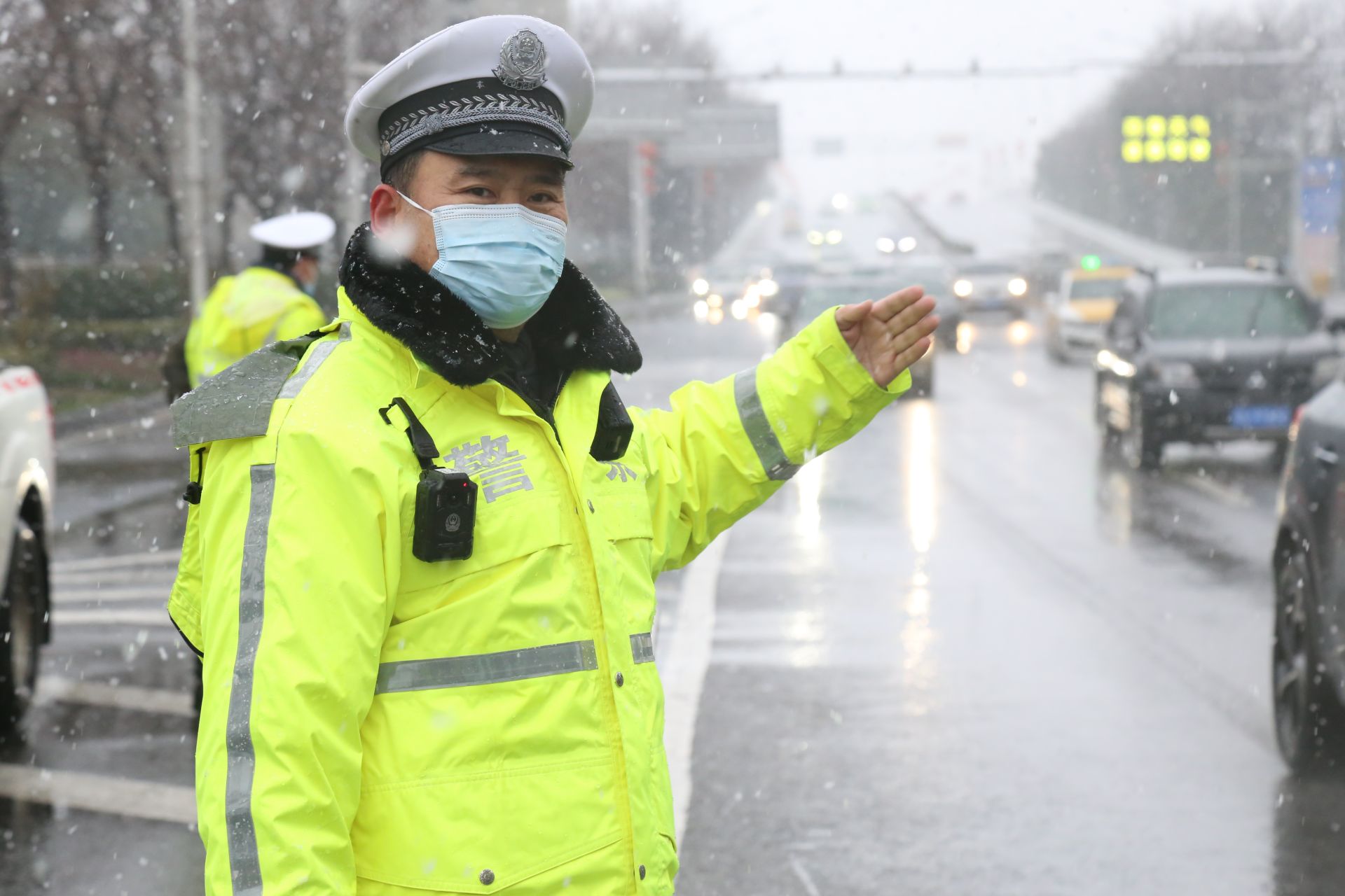 以雪为令见雪上岗武昌交警全力保障雨雪天气交通安全