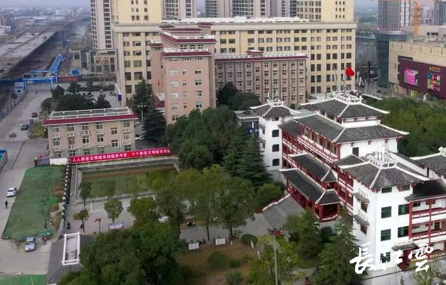 我为群众办实事荆州拆墙透绿郢城镇政府大院变游园