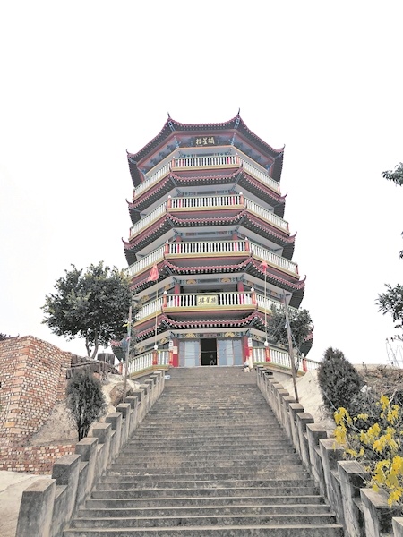 重建的摘星楼湖北省黄梅县蔡山镇历史上曾有一座著名的江心寺,始建于