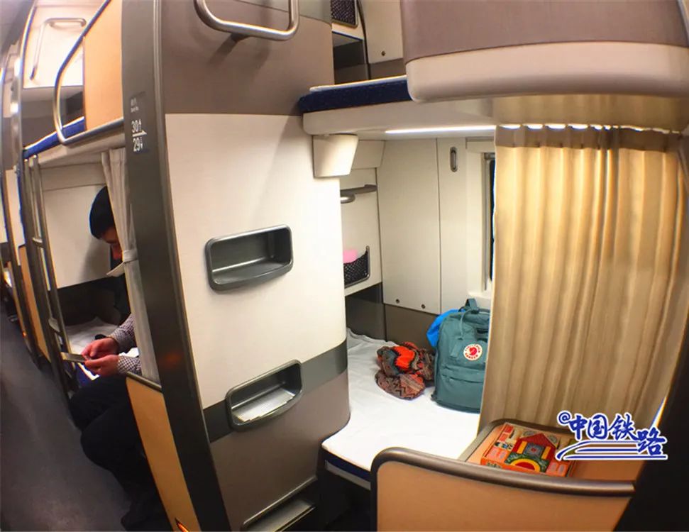北京至深圳双层卧铺动车组春运首秀网友必须睡一次