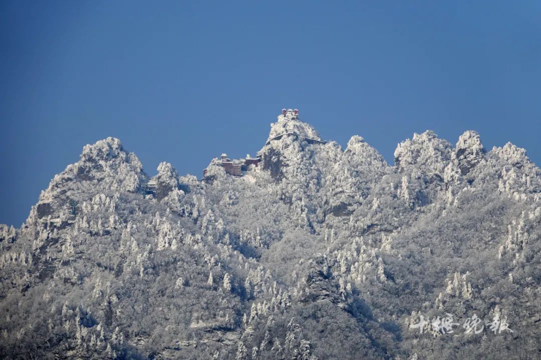 銀裝素裹絕美霧凇雲霧飄渺雪後的武當山好仙