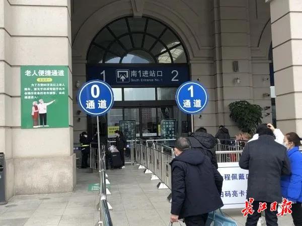 父母扛包进站儿子内心酸楚三大火车站这项服务你申请过吗