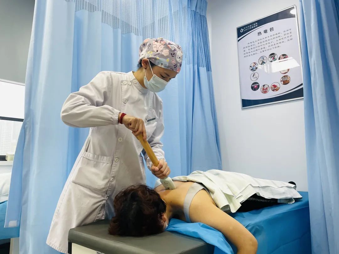 筋疗法是一种在患者自身感到疼痛的部位,用棍针施力,按揉,推拨等手法