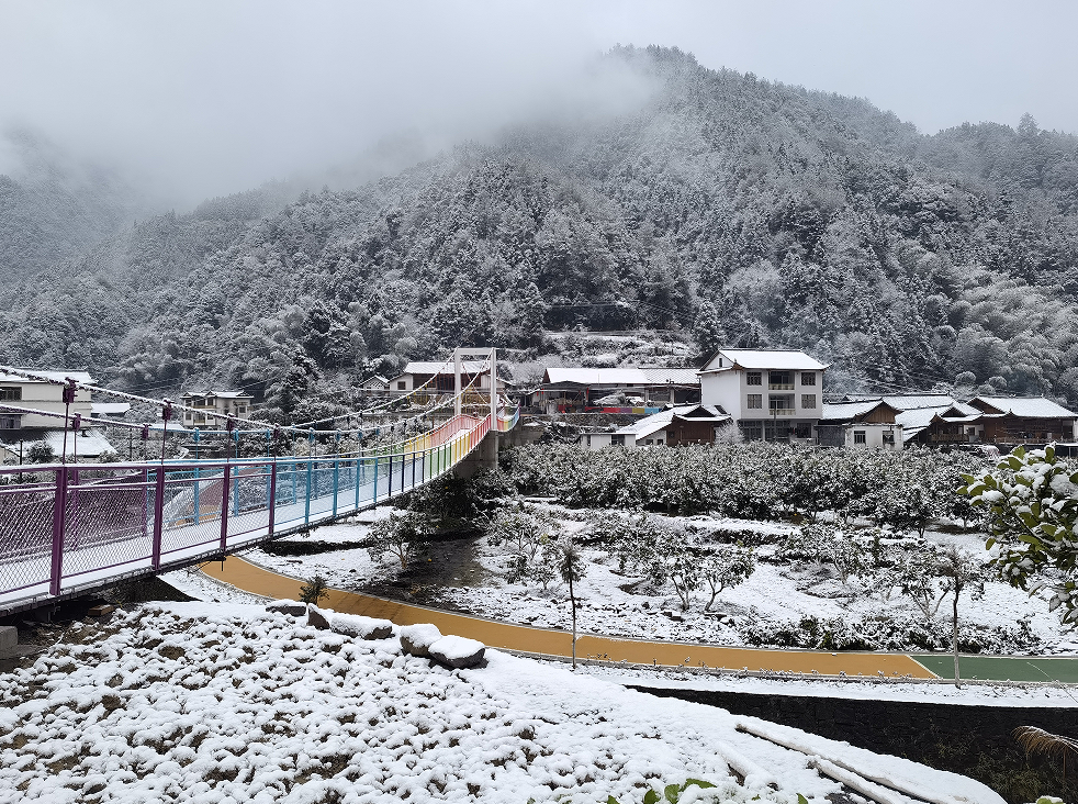 极美湖北每日一景丨宣恩高罗镇冰天雪地中的彩虹鹊桥