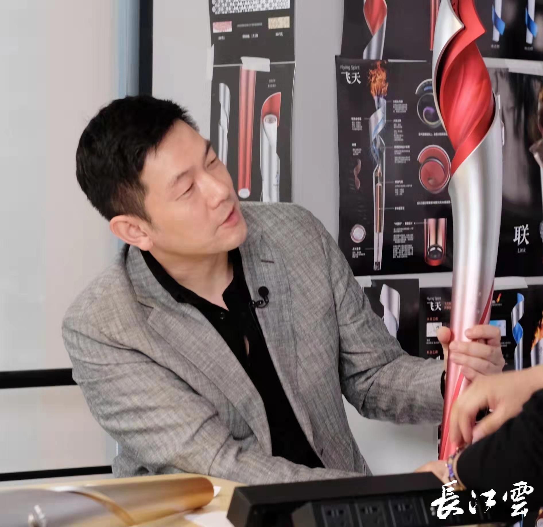 冬奥火炬"飞扬"设计团队项目负责人饶杰,是一名武汉人,饶杰先后毕业于