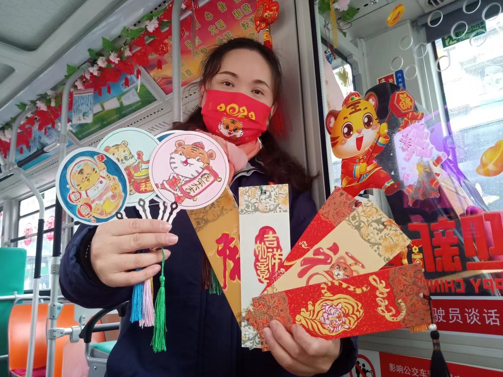 春节第一天,武汉公交司机手绘福卡送乘客_长江云 - 湖北网络广播电视