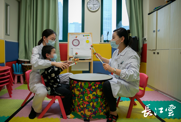 在歌声中学会语言音乐治疗孤独症儿童