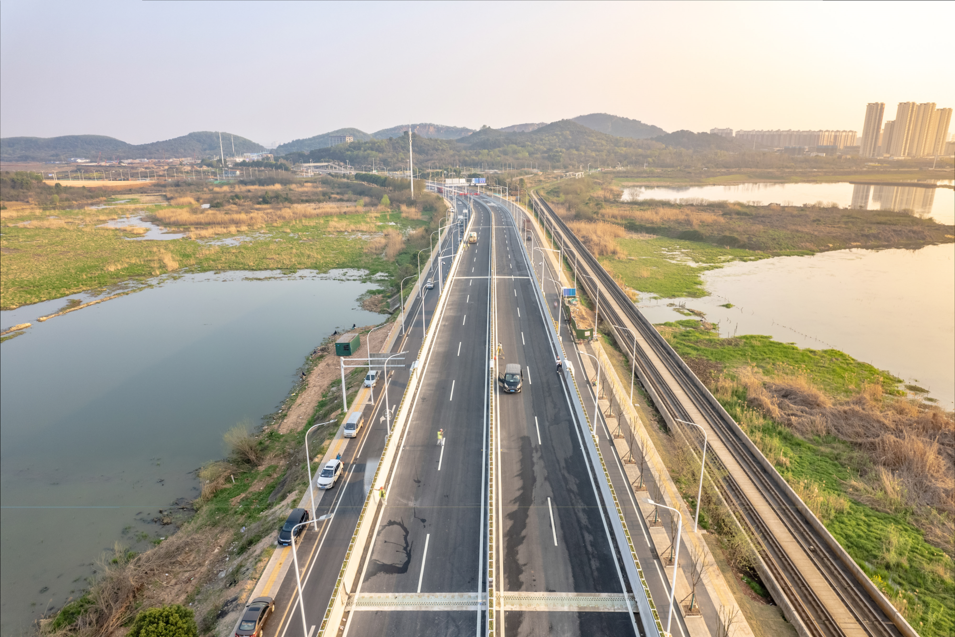 据介绍,车谷大道通车后,武汉经开区将打造车谷大道产业创新发展轴,将