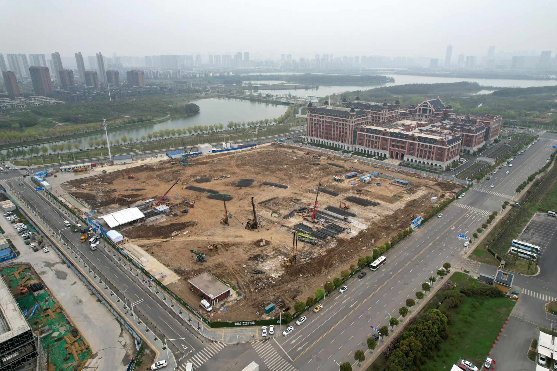 项目设立于武汉协和医院金银湖院区(二期项目),总建筑面积20