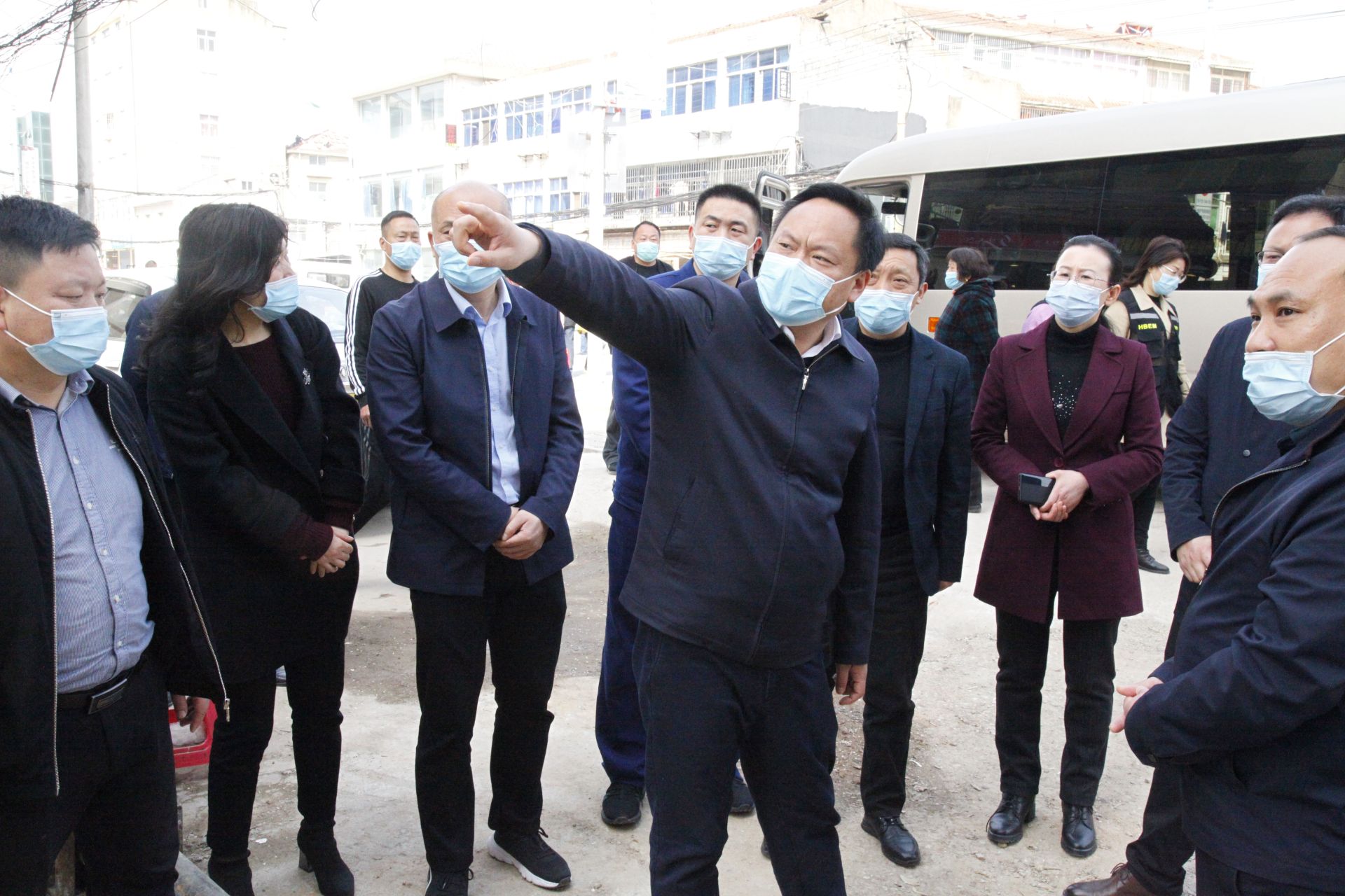 区领导在杨店镇观鱼巷集贸市场检查安全生产,疫情防控工作在杨店镇观