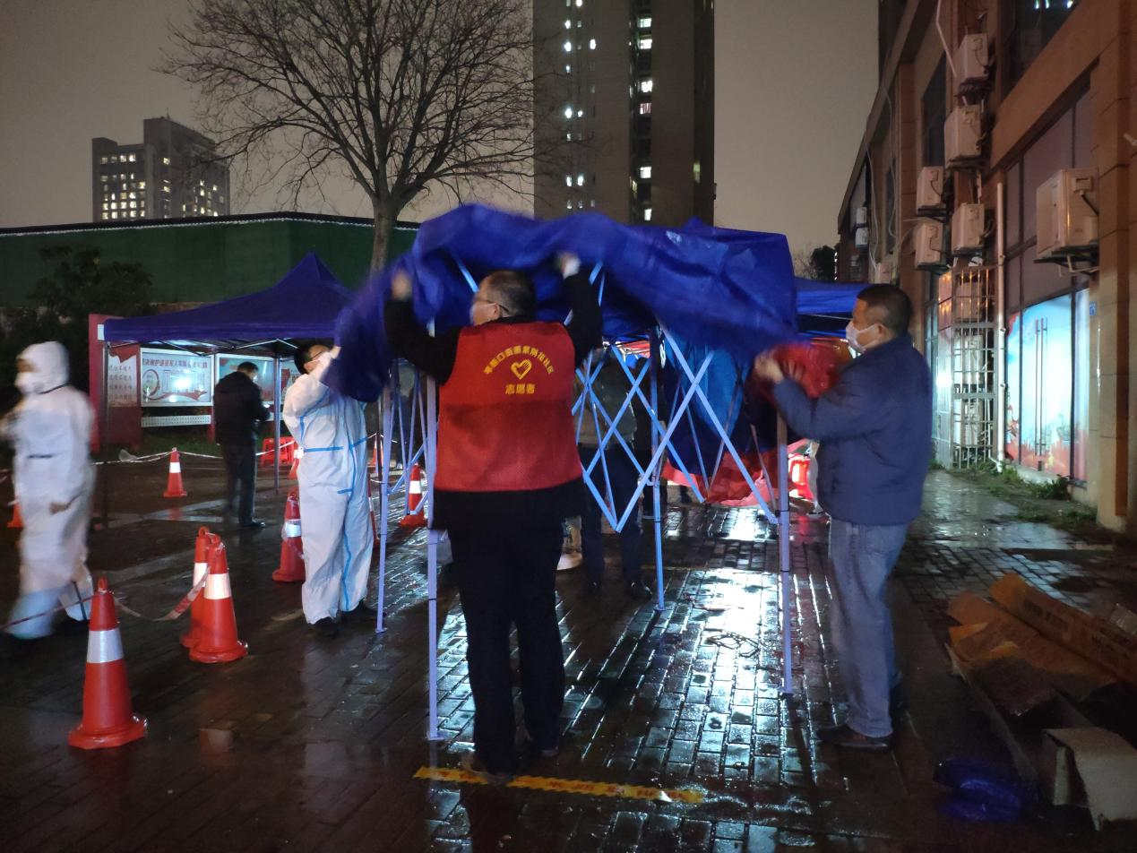 伴随着天空淅沥的小雨,桂丽萍女士了解到来自武汉康健妇婴医院的医护