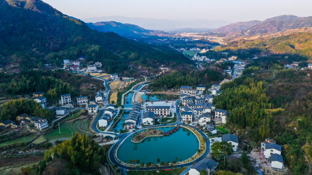 童话般的柃蜜小镇叶吐新绿,花开缤纷还有盘山木栈道带你体验"山路十八