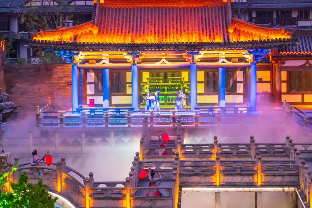 襄阳盛世唐城景区全景行进式夜游点亮夜经济