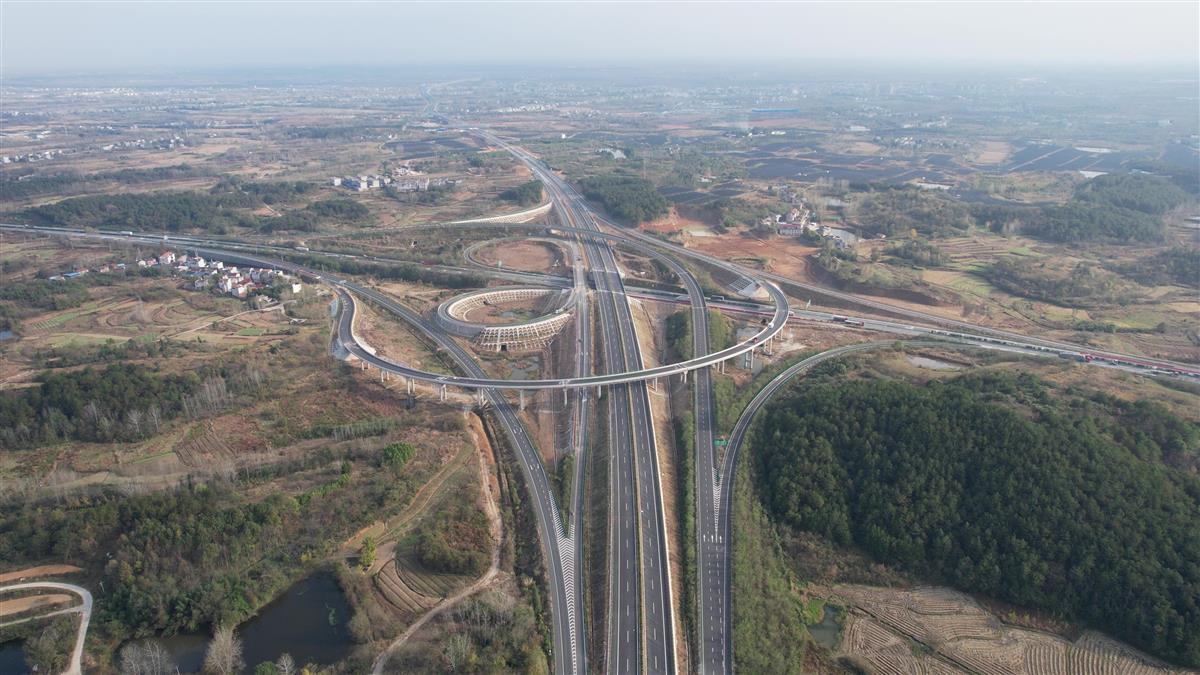 建成後的麻城至安康高速公路麻城東段麻安高速麻城東段的正式通車,這