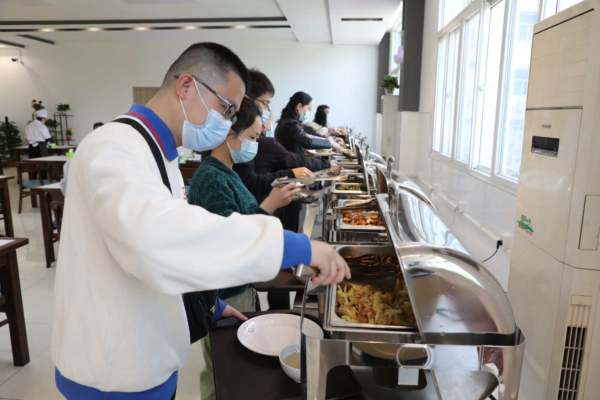 红安县人民医院职工食堂自助餐正式开餐