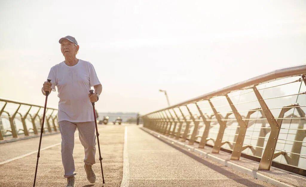 再加上髋关节比较僵硬,减少骨盆代偿性活动,从而导致走路时左右摇晃