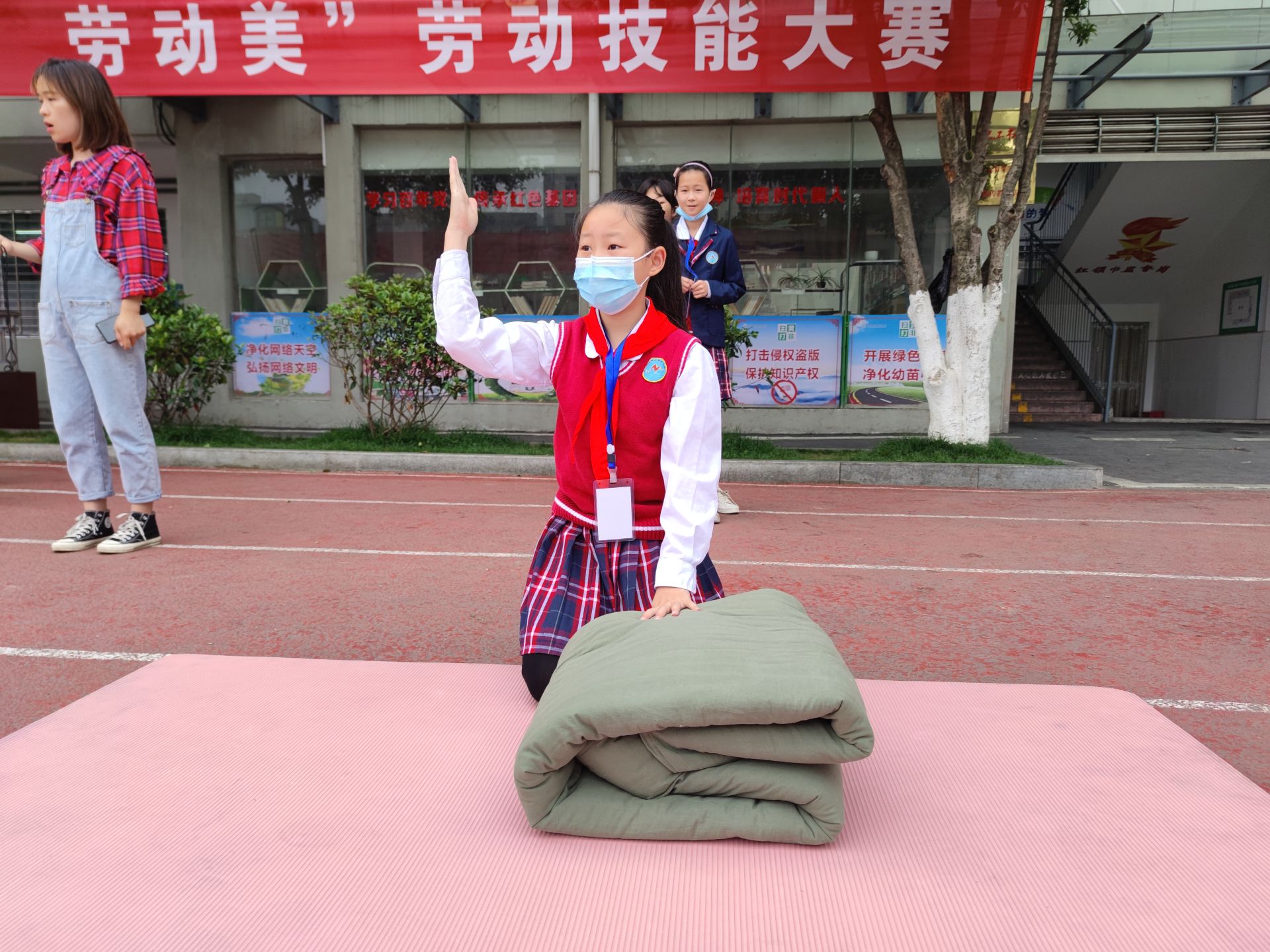 小学生劳动技能大赛  为生活添"技能"