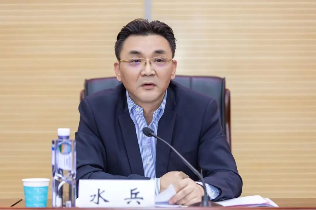 水兵出席动员大会并讲话,湖北省体育局党组成员,副局长郑李辉主持会议