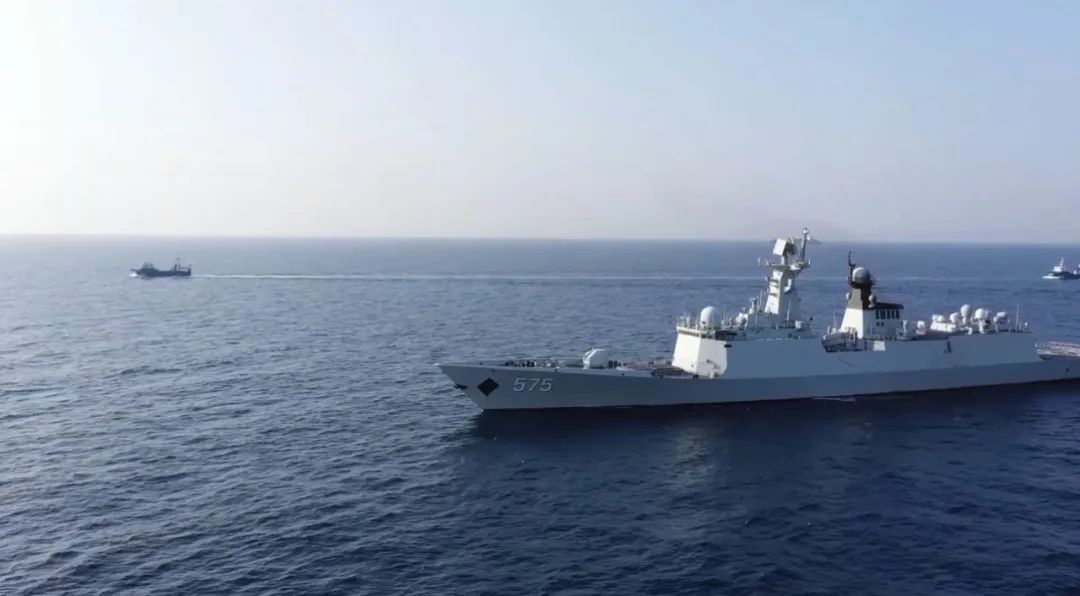 亚丁湾西部海域解护点岳阳舰顺利将中国籍远洋渔船护送至海军第40批