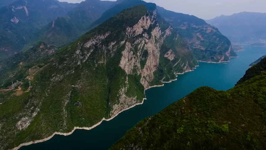 "两峡一滩"的险峻之美而得名和青滩南岸等兵书宝剑峡,牛肝马肺峡它因