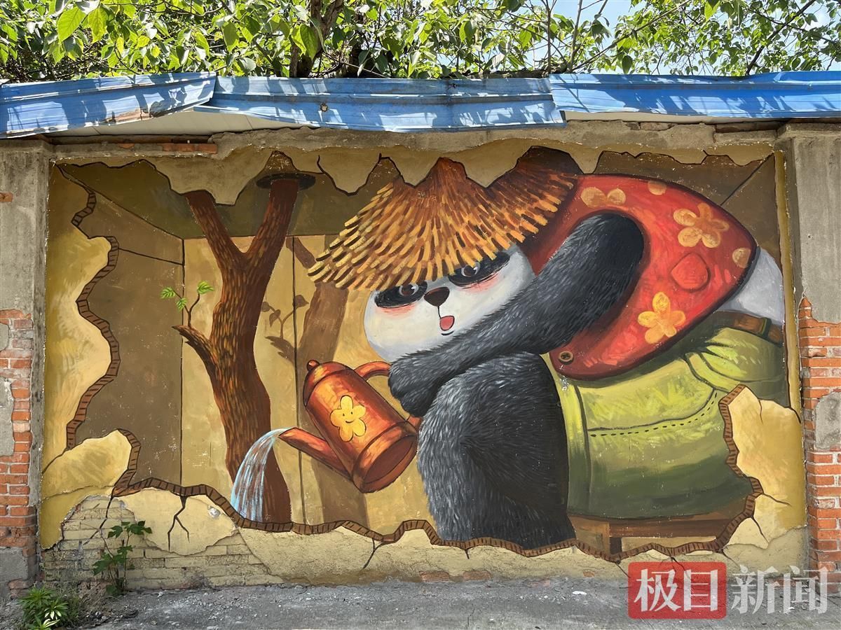 小伙路边创作数十米墙绘,只为女友晚上路过时不害怕_长江云 - 湖北网