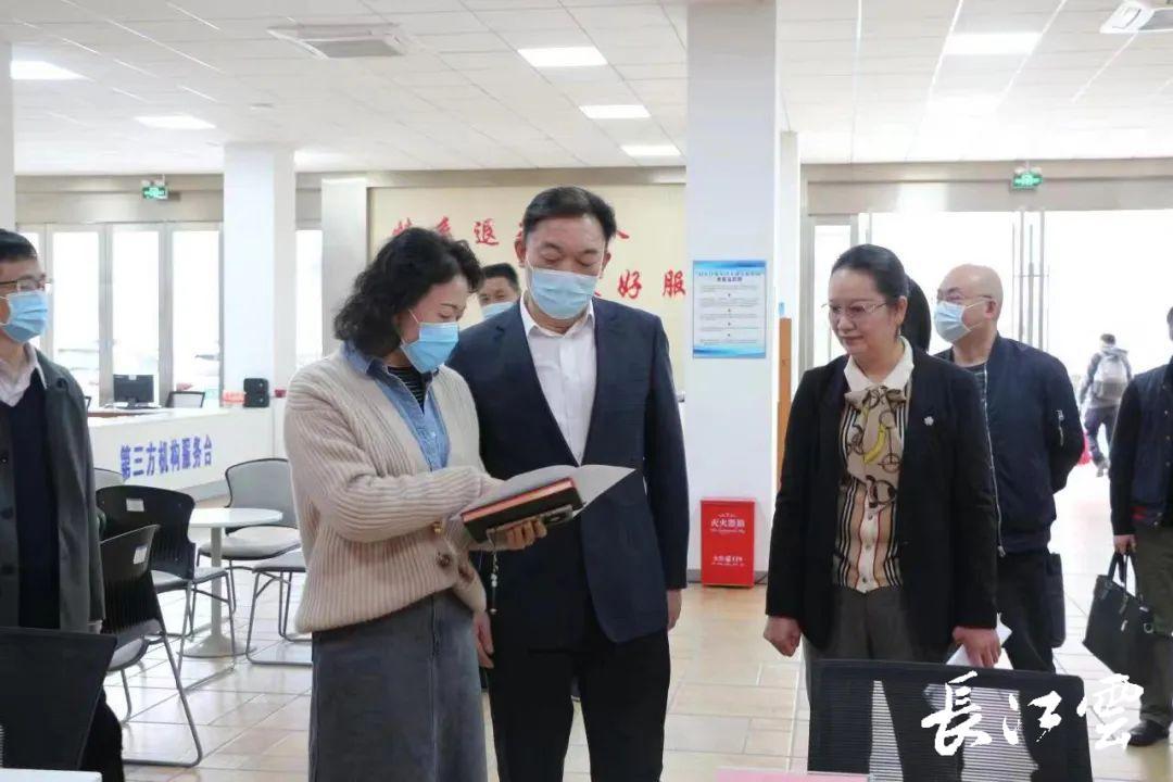 市退役军人事务局廖明辉局长现场调研优待证办理.