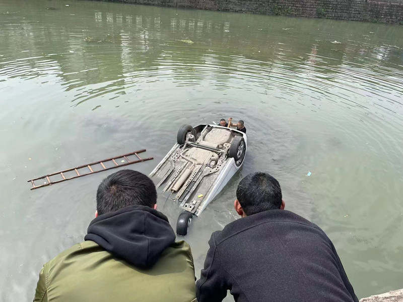 轎車墜河,9人跳水救了一家四代人_長江雲 - 湖北網絡廣播電視臺官方