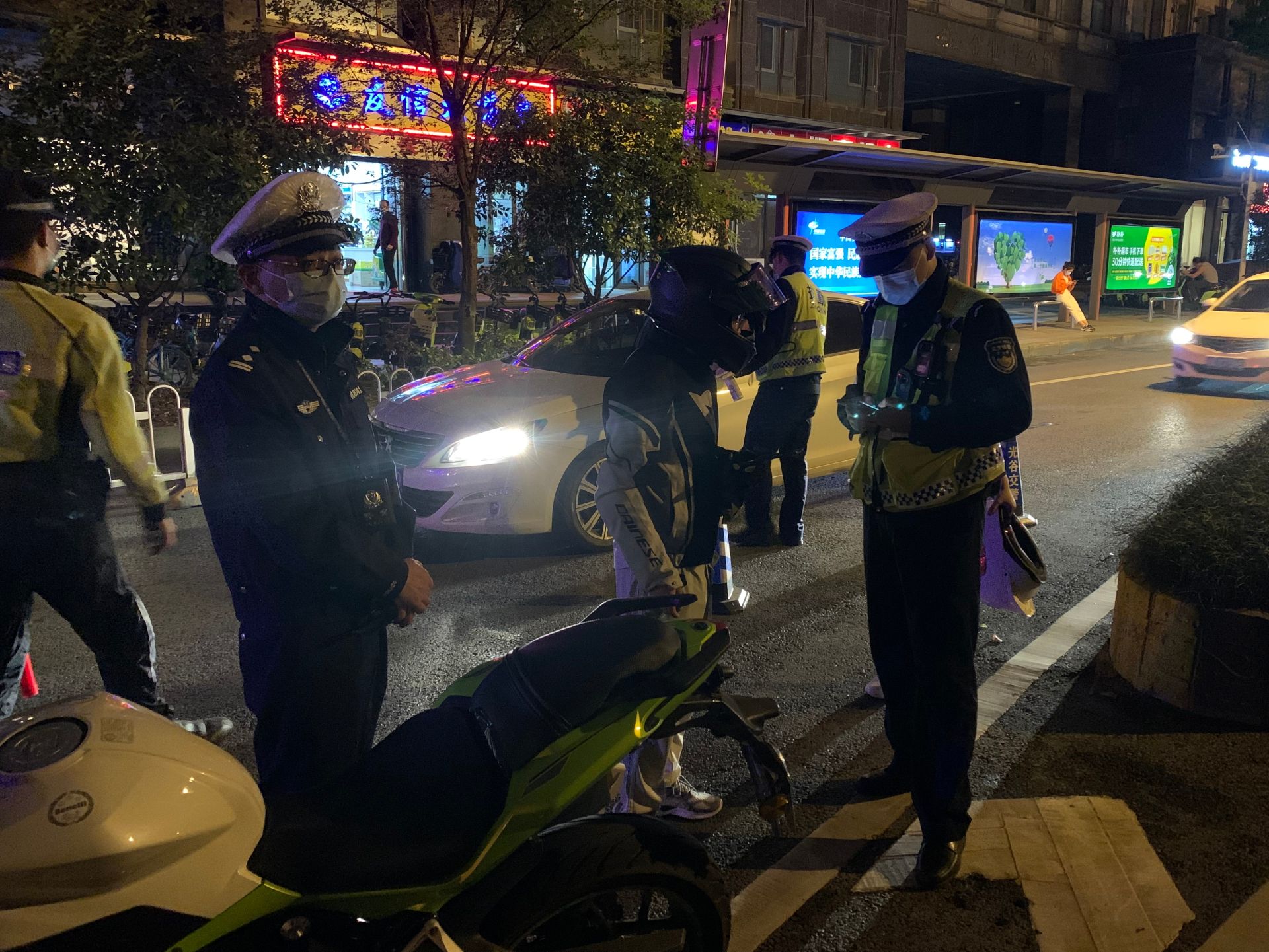 交警查摩托车图片图片