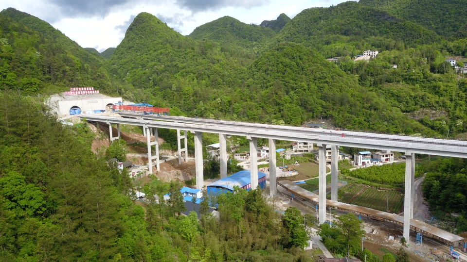 宜来高速鹤峰东段吴家湾大桥双线贯通