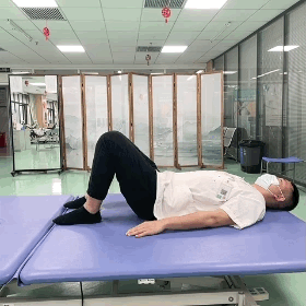 平躺在床上,屈髋屈膝,脚底放于床面上,臀部肌肉发力抬起臀部,使肩,髋