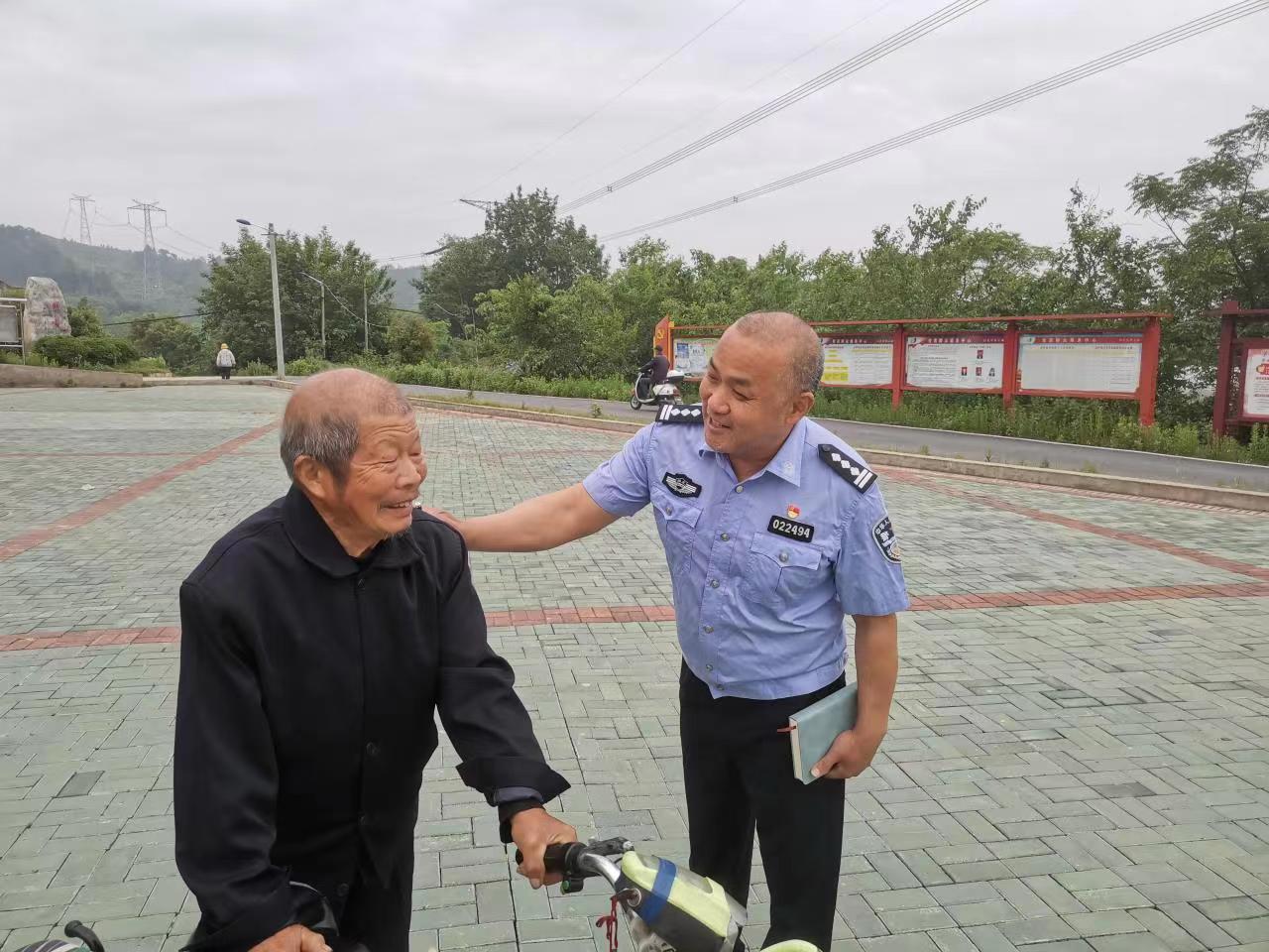 去年9月驻村的郭建生,现在看起来黑黢了,穿着破旧的土色皮衣,一条泛白