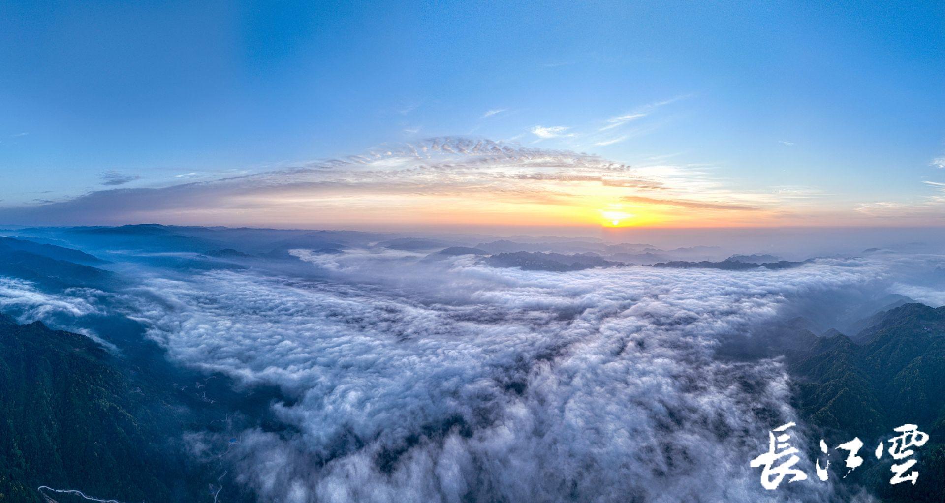 宜昌下堡坪云海翻腾宛如仙境